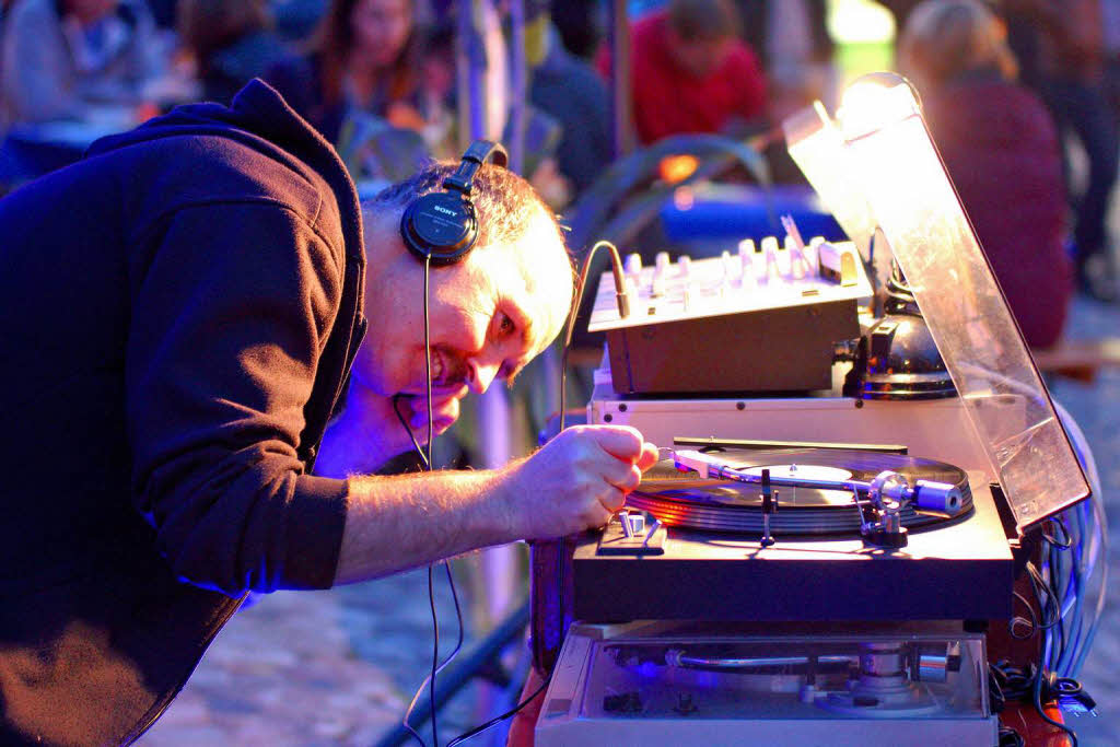 Ein Meister am Plattenteller: An der Martinskirche legte DJ Milser Vinyl auf.