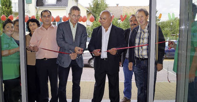 Festliche Einweihung mit Brgermeister...d Eigentmer Mehmet Egin (weies Hemd)  | Foto: hartenstein