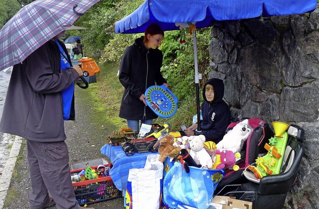 Gut beschirmt hielt es mancher Ausstel...traenflohmarkt eine ganze Weile aus.   | Foto: Eva Korinth