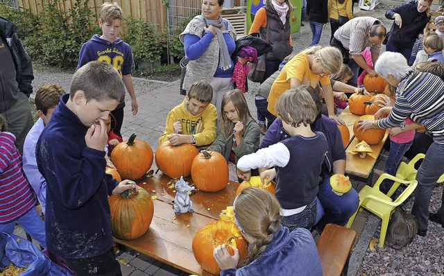 Krbisgesichter schnitzen ist alljhrl...ern des Herbstfests im Naturzentrum.    | Foto: ARCHIVFOTO: REIN