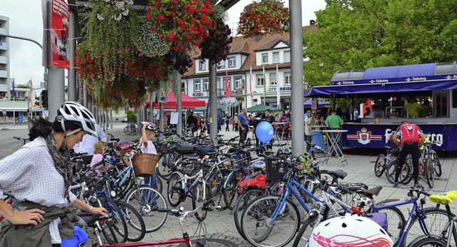 Wer zur Mittagszeit am Oberrheinplatz ankam, stellte das Rad erstmal ab.   | Foto: Martina Proprenter