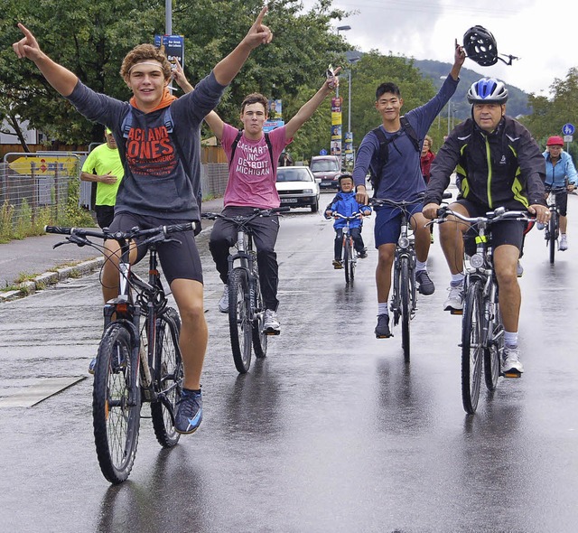 Gestern waren Autos verboten: Radfahre...sich ber die gelungene Veranstaltung.  | Foto: P. Wunderle