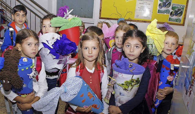 Hinauf ins Klassenzimmer: Die Erstklssler der Eichrodtschule.   | Foto: heidi fssel