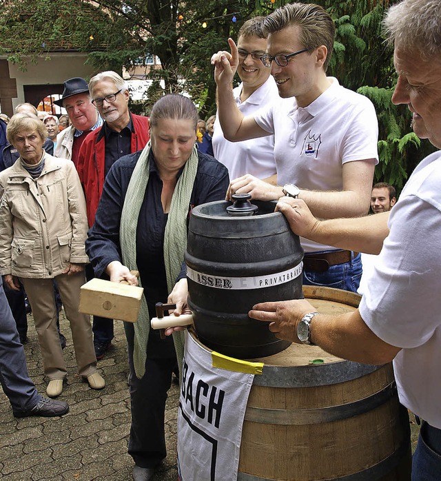 Ortsvorsteherin Silke Herzog schlug ge...u und schon war der Zapfhahn  im Fass.  | Foto: Paul Schleer