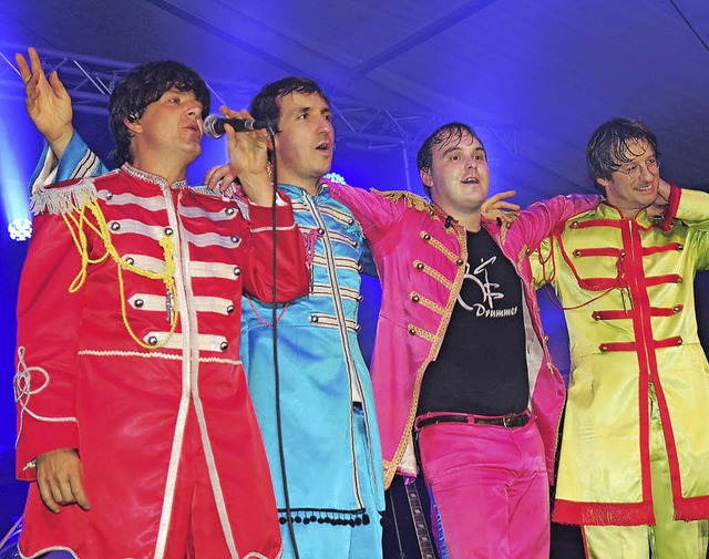 &#8222;The ReBeatles&#8220; aus Mainz rockten das Festzelt.   | Foto: Heinz Vollmar