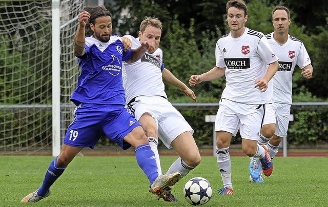 Timmy Pfeiffer (SV Waldkirch/links) im... mit dem Stadelhofener Tobias Meister   | Foto: Daniel Fleig