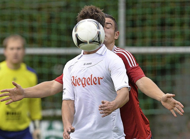 Wie eine vielarmige  Gttin aus Indien...er vom FC  Auggen gar nicht hinsehen.   | Foto: Patrick Seeger