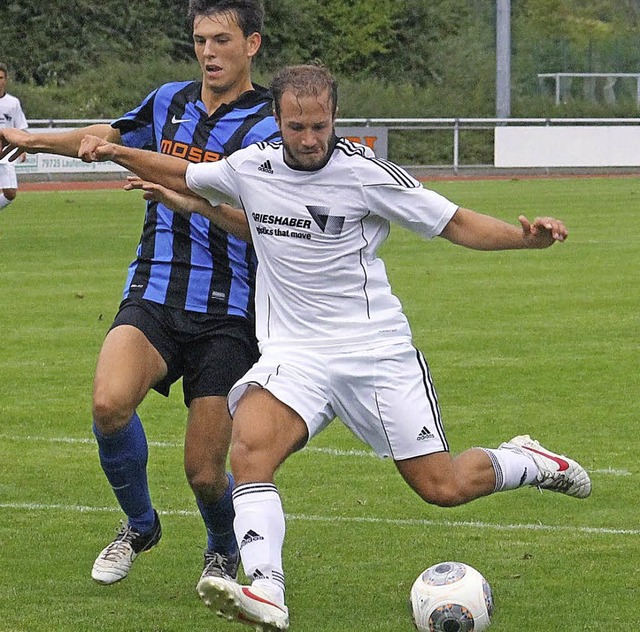 Guter Vorbereiter: Der Laufenburger Ma...(r.), gegen Florian Lorenz  (Oberried)  | Foto: sw