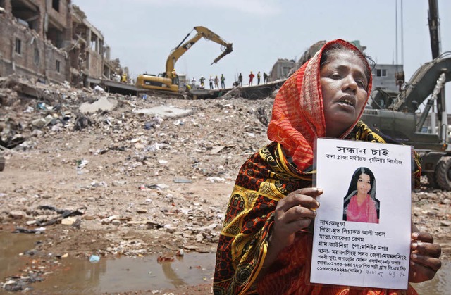 Eine Frau weint zehn Tage nach dem Ein...ild sucht sie ihre vermisste Tochter.   | Foto: dpa/Privat