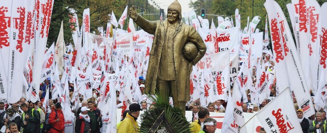 Demonstranten enthllen ein Spott-Denk...schef  Tusk in der Pose Lenins zeigt.   | Foto: dpa