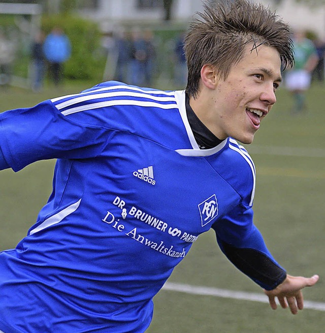 Fliegen kann Stefan Ketterer zwar noch...Neustdter Angreifer das 1:0 und 2:1.   | Foto: patrick Seeger