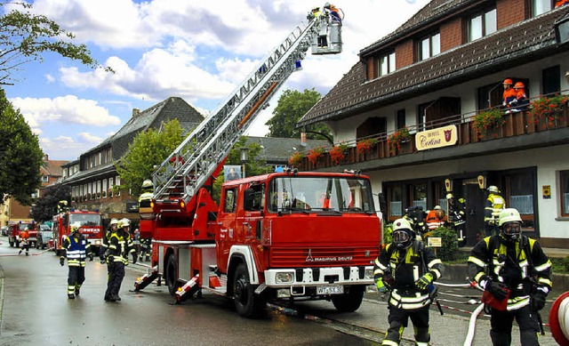 Beim angenommenen Brand mussten die Fe...Drehleiter aus einem Gasthaus retten.   | Foto: Stefan Pichler