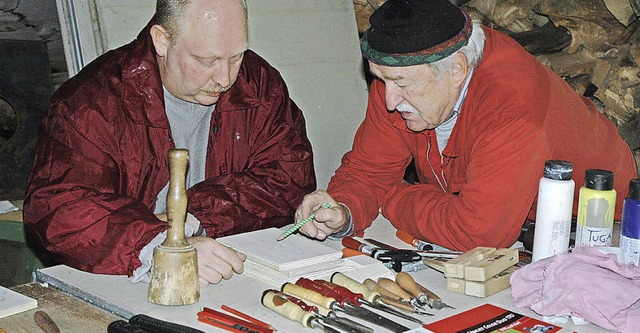 Albert Mauerhofer (rechts) zeigt, wie man einen Druckstock anfertigt.  | Foto: Christiane Sahli