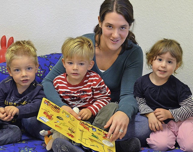 Ganz Ohr sind Emil, Florian und Laila ...dresen in der Krippengruppe vorliest.   | Foto: Sigrid Umiger