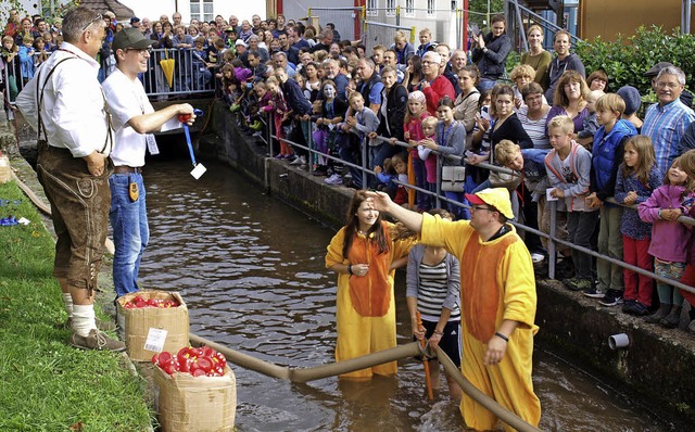 Hunderte Zuschauer verfolgten das Ente...die Komiteemitgliedern herausfischten.  | Foto: Schleer