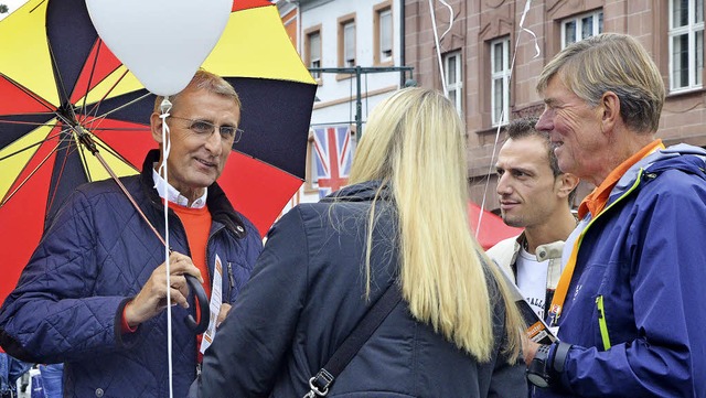 Straenwahlkampf mit dem Deutschland-Schirm: Armin Schuster (links) in Lrrach   | Foto: Barbara Ruda