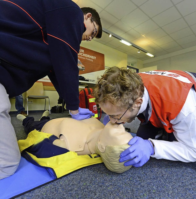 Aljoscha Schmidt und Sebastian Gutmann zeigen, was im Notfall zu tun ist.  | Foto: ingo schneider