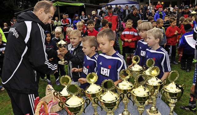 Jede Mannschaft durfte beim Jugendturn...r, C-Jugendtrainer des FC Bergalingen.  | Foto: kirsten lux
