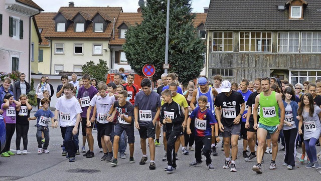 30 Jahre Margarethengemeinde: Petrus g...es Jugendreferenten gesammelt wurden.   | Foto: Georg Diehl