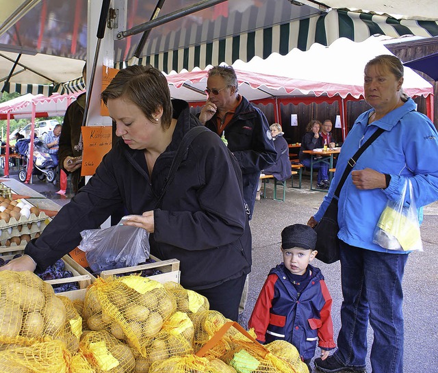 Produkte aus heimischer Landwirtschaft...es auf dem Bauernmarkt in Rippolingen.  | Foto: Werner Probst