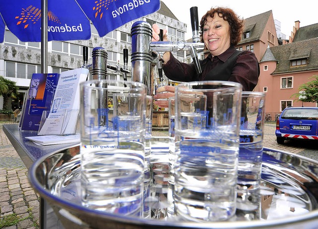 Marianne Habichhorst zapft an der Trin...a auf dem  Kartoffelmarkt Trinkwasser.  | Foto: Thomas Kunz