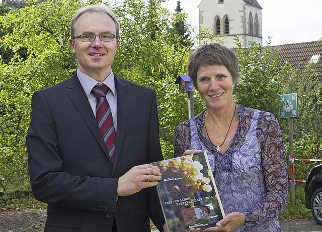 Pfarrer Arnold Glitsch-Hnnefeld und F...ings noch vervielfltigt werden muss.   | Foto: Volker Mnch