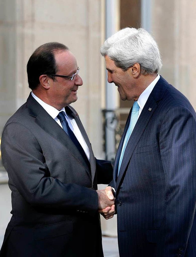 Franois Hollande (links) und John Kerry am Montag in Paris  | Foto: dpa