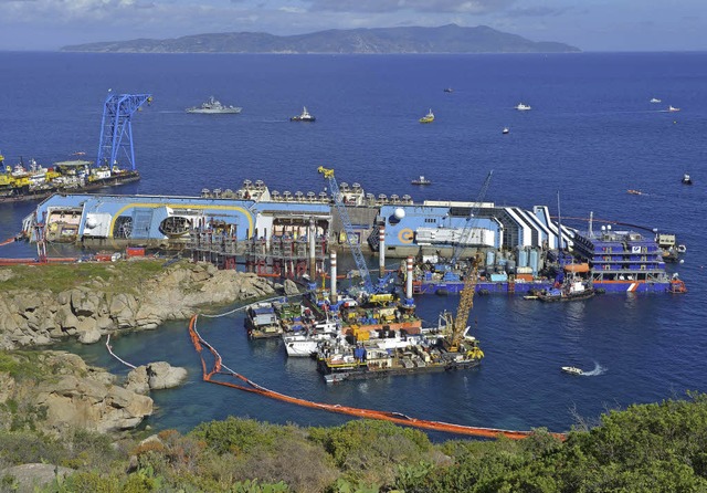 Seit Montag luft die Bergung der  Cos...ienischen Insel Giglio auf Hochtouren.  | Foto: AFP
