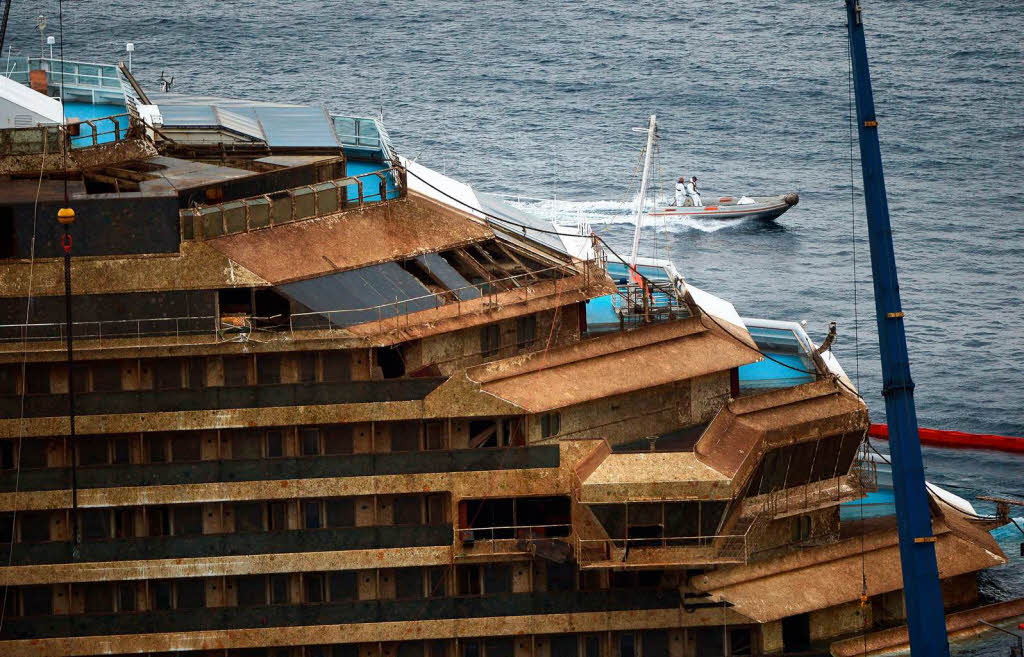 Nie zuvor wurde ein so groes Passagierschiff geborgen. Die „Costa  Concordia“ war am 13. Januar 2012 mit 4229 Menschen an Bord  gekentert.