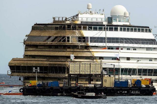 Die Costa Concordia ist wieder aufgerichtet