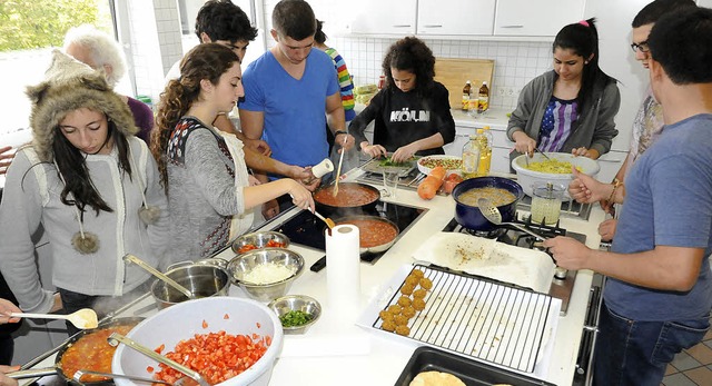Hand in Hand kochten israelische und p... ihre Gastgeber landestypische Speisen  | Foto: Markus Zimmermann               