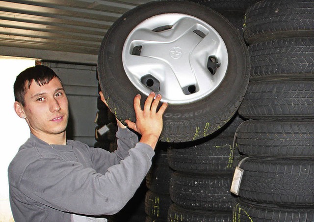 Helge Franz vom Autohaus Potthin hilft... das Auto angemessen ausgerstet ist.   | Foto: kf