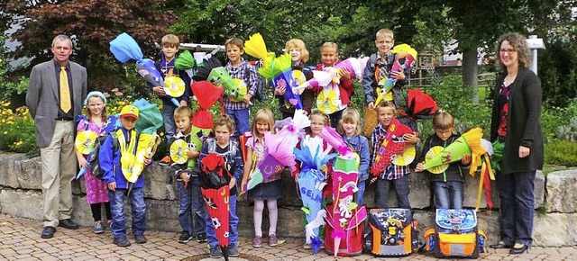 Die neuen Erstklssler an der Grundsch...ihrer  Klassenlehrerin Eva Schnitzer.   | Foto: GRundschule Weizen