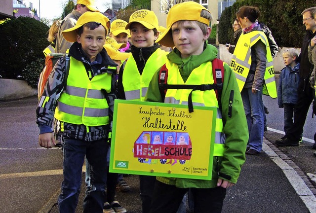 Der &#8222;Laufende Schulbus&#8220; de...auf ihrem Fuweg zur Schule begleiten.  | Foto: Archivbild: Martina David-Wenk