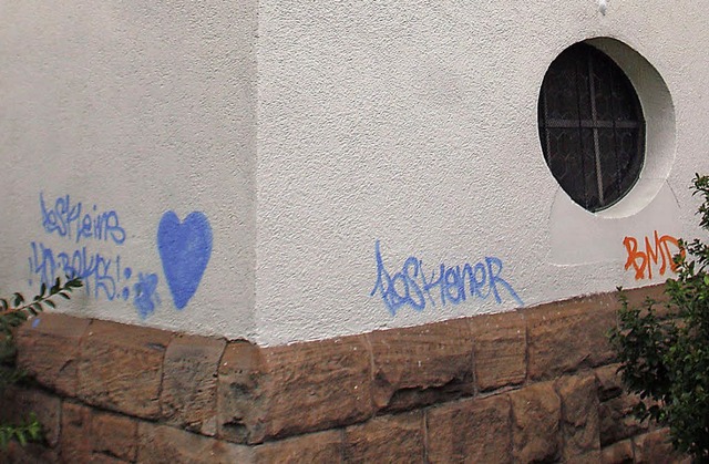 Schden an der Kirche: Graffiti-Schriftzge in blau und rot   | Foto: Heidi Fssel