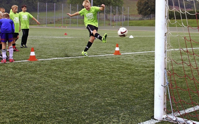 Mit ganzer Kraft ins Tor! Die Fuballs...39 Kindern Spiel und Spa beim Kicken   | Foto: jan breh