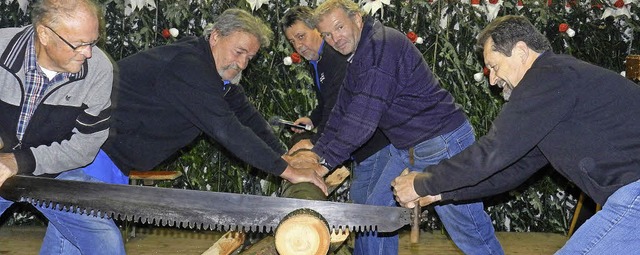 Wettsgen beim Happacher Jubilum:  Hi...z Spitz und Dieter Muckenhirn am Werk.  | Foto: Gerhard Wiezel