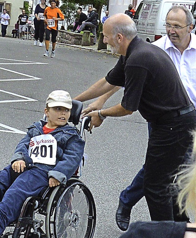 Sponsorenlauf:  Brgermeister Rainer K... als &#8222;Schieber&#8220; abgelst.   | Foto: Georg Diehl