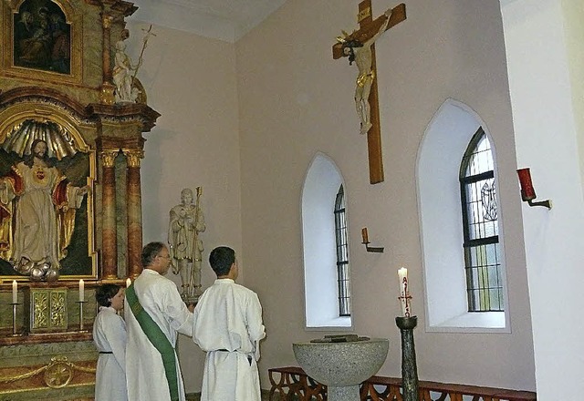 Die Weihe des Kreuzes durch Diakon Gnther Kaiser im Gottesdienst in Strittmatt  | Foto: Paul Eisenbeis