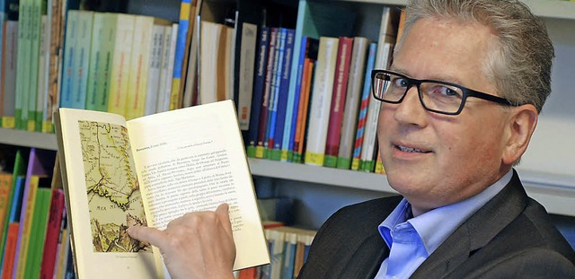 Frank Wellhner mit dem von ihm bersetzten Buch   | Foto: gertrude siefke