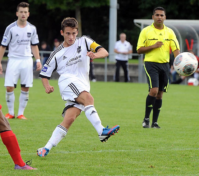 Bricht den Bann: Patrice Glaser (Mitte... fr den FVLB das 1:0 gegen Nttingen   | Foto: Schn