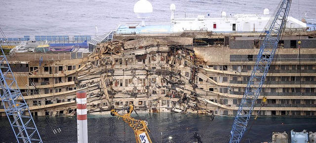 Diese Seite des Schiffes lag 20 Monate unter Wasser zwischen Felsen eingekeilt.  | Foto: dpa