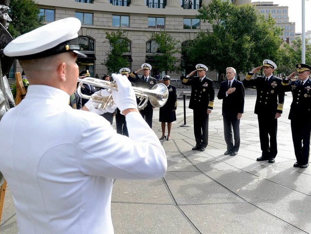 Verteidigungsminister  Hagel  (re) am Dienstag am Navy-Denkmal   | Foto: DPA