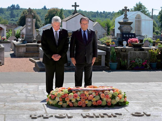 Bundesprsident Joachim Gauck und Fran...rsident Franois Hollande in Oradour.  | Foto: AFP