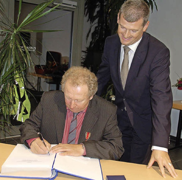 Adelbert Kromer trug sich bei der ber...chlegel schaut ihm ber die Schulter.   | Foto: Pia Grttinger