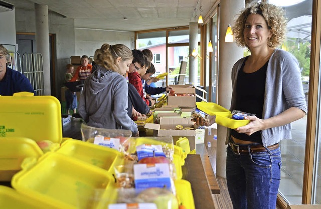 Die Initiatorin der Frhstcksboxaktio..., beim Packen des gesunden Frhstcks   | Foto: H. Rudolf