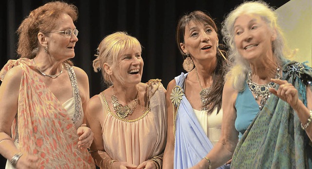 Lysistrata (von rechts, gespielt von I...as Kriegfhren verleidet werden kann.   | Foto: Esther Krais-Gutmann