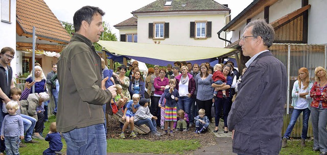 Zahlreiche Gste waren zur Feier des z...m Klaus Reinholz begrt (von links).   | Foto: G. Lck