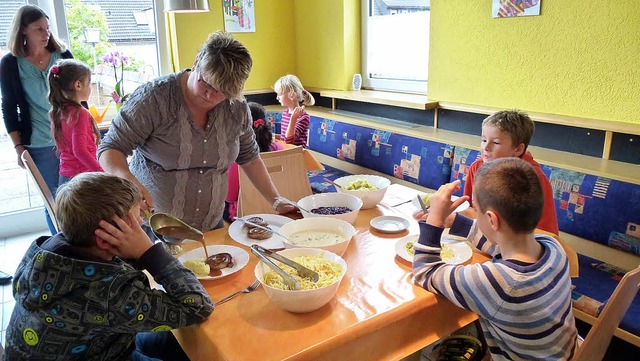 Die Hansjakob-Grundschler werden beim Mittagessen bedient.   | Foto: Peter Stellmach