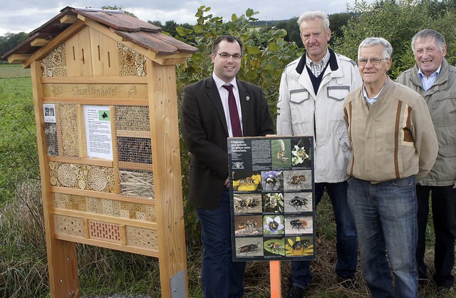 Ein Insektenhotel bergab der  Obst- u...und Bezirksvorsitzender Jakob Gamann   | Foto: reinhard  Herbrig